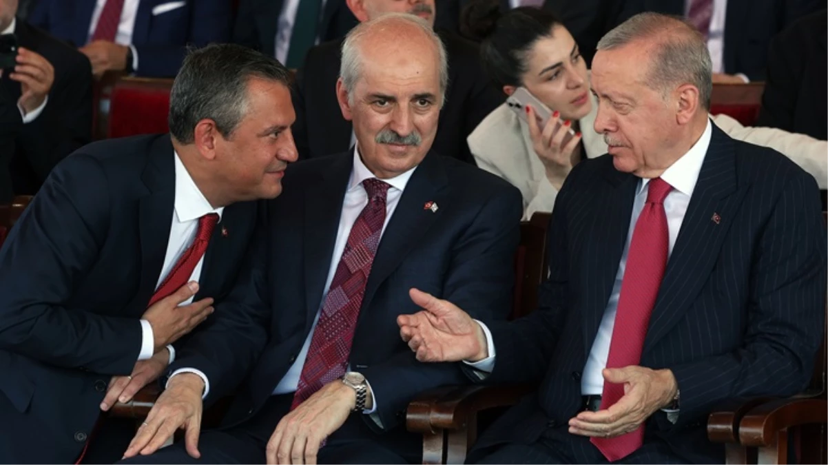 KKTC’deki törende dikkat çeken anlar! Erdoğan ile Özel arasında samimi sohbet